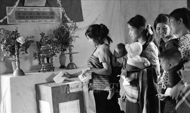 Ngày 25/4/1976, trên 23 triệu cử tri của nước Việt Nam thống nhất đã nô nức đi bầu cử. Đây thực sự là ngày hội lớn của toàn dân Việt Nam. Trong ảnh: Nhân dân các dân tộc Tây Nguyên bầu cử đại biểu Quốc hội thống nhất (25/4/1976). Ảnh: Lâm Quý – TTXVN
