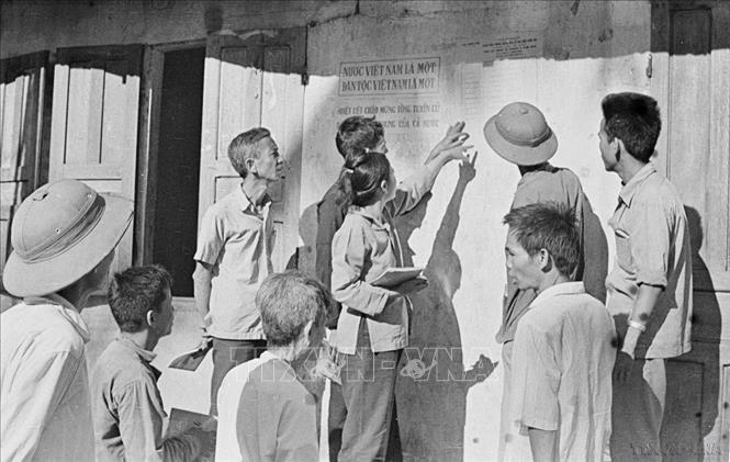 Ở nhiều vùng nông thôn miền Nam, vùng dân tộc còn khó khăn, đồng bào chưa thoát nạn mù chữ đã tích cực học chữ để đến ngày bầu cử biết đọc, tự tay viết lá phiếu của mình. Trong ảnh: Nhân dân xã Đức Tâm (Mộ Đức) vừa được công nhận xóa nạn mù chữ, phấn khởi tự đọc, tìm hiểu tiểu sử ứng cử đại biểu Quốc hội thống nhất, trước khi bỏ phiếu bầu (1976). Ảnh: TTXVN
