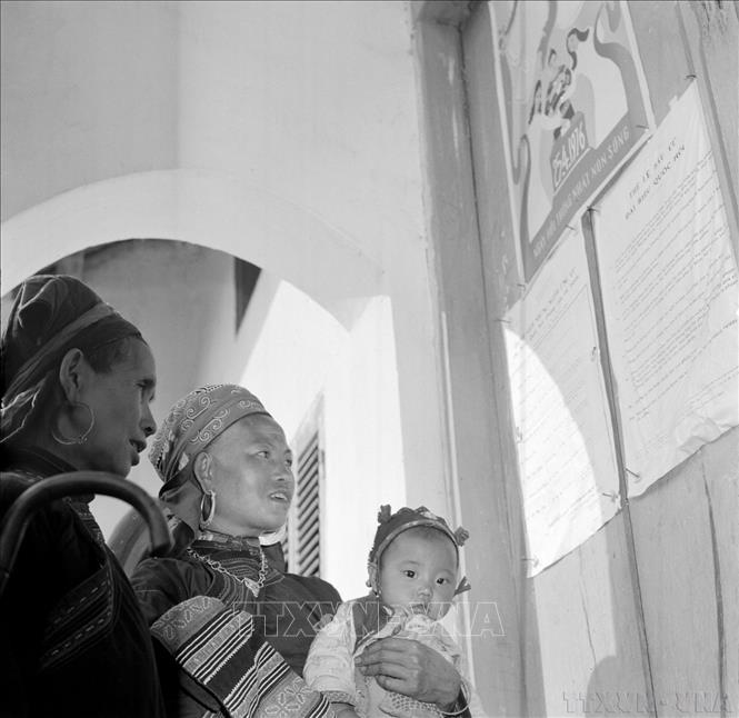 Nhân dân các dân tộc Bắc Hà (Hoàng Liên Sơn) xem danh sách ứng cử viên đại biểu Quốc hội thống nhất tại nơi bầu cử (25/4/1976). Ảnh: Mạnh Thái - TTXVN

