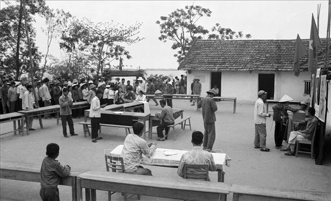 Khu vực bỏ phiếu số 1 xã Thanh Lâm (Cô Tô) trong ngày bầu cử đại biểu Quốc hội thống nhất (25/4/1976). Ảnh: TTXVN
