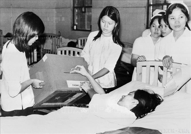 Hòm phiếu lưu động của tổ bầu cử phường Thạch Thang để phục vụ bệnh nhân bầu cử tại bệnh viện C Đà Nẵng (25/4/1976). Ảnh: TTXVN
