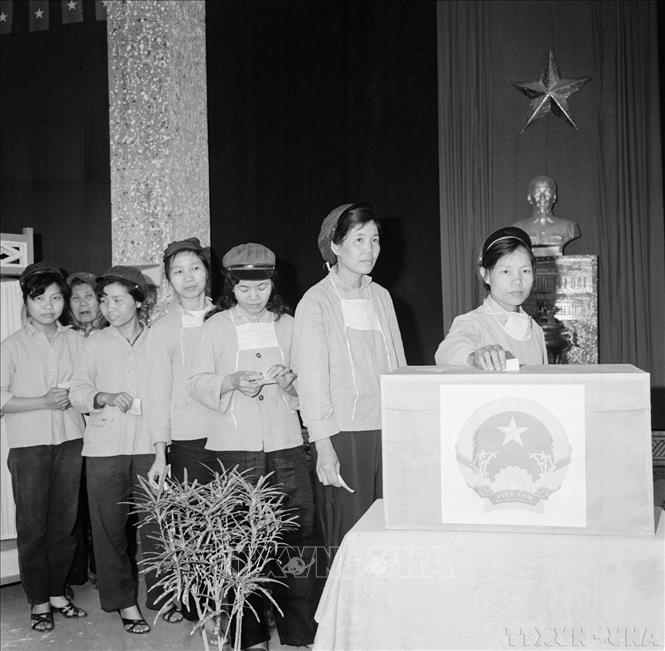 Ngày 25/4/1976 là ngày hội lớn của toàn dân Việt Nam. Tỷ lệ chung cử tri đi bầu cử là 98,77%. Nhiều đơn vị lực lượng vũ trang đạt 100% quân số đi bầu; một số địa phương đạt hơn 99% số cử tri đi bầu cử. Trong ảnh: Công nhân Nhà máy thuốc lá Thăng Long bỏ phiếu bầu cử đại biểu Quốc hội thống nhất (25/4/1976). Ảnh: TTXVN
