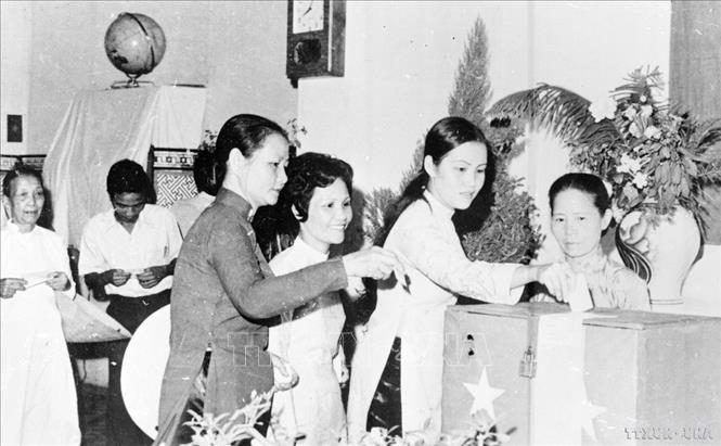 Cử tri thành phố Đà Nẵng đi bầu cử đại biểu Quốc hội thống nhất (25/4/1976). Ảnh: Hà Mùi - TTXVN


