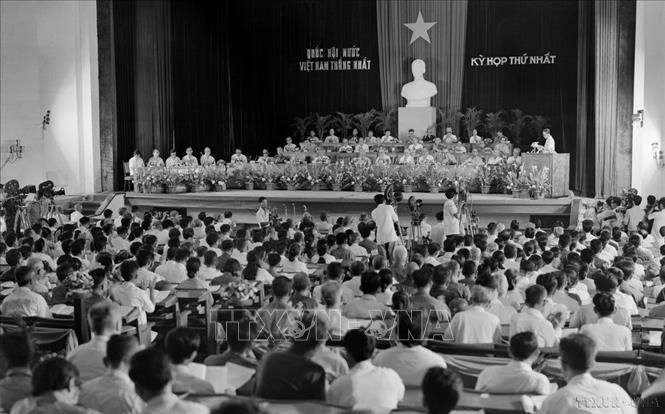 Tại kỳ họp thứ Nhất, Quốc hội khóa VI đã thông qua Nghị quyết về tên nước, Quốc kỳ, Quốc huy, Quốc ca và tổ chức Nhà nước khi chưa có Hiến pháp mới. Quốc hội quyết định đổi tên nước Việt Nam Dân chủ Cộng hòa thành nước Cộng hòa xã hội chủ nghĩa Việt Nam; quyết định khóa Quốc hội được bầu trong cuộc Tổng tuyển cử ngày 25/4/1976 là Quốc hội khóa VI nước CHXHCN Việt Nam; quyết định chính thức đổi tên thành phố Sài Gòn - Gia Ðịnh thành Thành phố Hồ Chí Minh (24/6/1976). Ảnh: TTXVN

