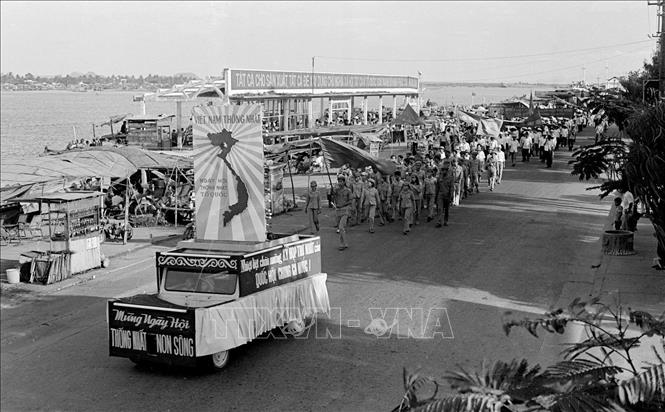 Nhân dân thành phố Đà Nẵng mít tinh diễu hành chào mừng thành công Kỳ họp thứ Nhất, Quốc hội khóa VI (24/6/1976). Ảnh: Hà Mùi - TTXVN
