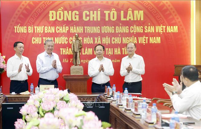 Tổng Bí thư, Chủ tịch nước Tô Lâm tặng Đảng bộ, chính quyền và nhân dân tỉnh Hà Tĩnh bức tượng Chủ tịch Hồ Chí Minh. Ảnh: Thống Nhất -TTXVN