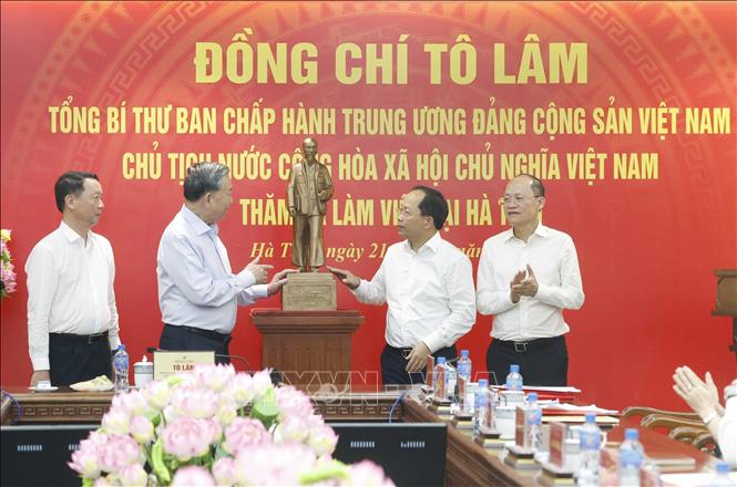 Tổng Bí thư, Chủ tịch nước Tô Lâm tặng Đảng bộ, chính quyền và nhân dân tỉnh Hà Tĩnh bức tượng Chủ tịch Hồ Chí Minh. Ảnh: Thống Nhất -TTXVN