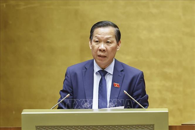 Chủ nhiệm Ủy ban Kinh tế và Tài chính của Quốc hội Phan Văn Mãi trình bày Báo cáo thẩm tra về dự án Luật sửa đổi, bổ sung một số điều của Luật Thuế thu nhập cá nhân, Luật Thuế giá trị gia tăng, Luật Thuế thu nhập doanh nghiệp và Luật Thuế tiêu thụ đặc biệt. Ảnh: Doãn Tấn - TTXVN