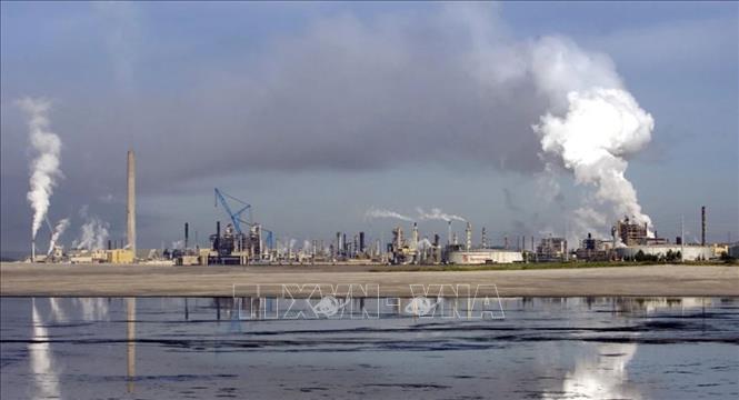 Cơ sở khai thác dầu thô Syncrude tại giếng dầu cát Alberta của Canada. Ảnh: Getty Images/TTXVN