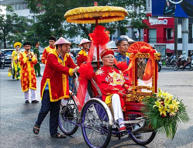 Nghệ nhân ưu tú Lê Văn Ngộ - Chủ tịch Chi hội Di sản văn hóa tín ngưỡng thờ Thánh Mẫu TP Huế, Trưởng ban Bảo trợ di tích Điện Huệ Nam trong đoàn rước. Ảnh: Vân Chi/TTXVN phát
