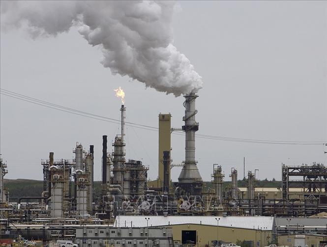 Khói bốc lên tại cơ sở khai thác dầu thô Syncrude ở giếng dầu cát Alberta thuộc Fort McMurray, Canada. Ảnh: nbcnews.com/TTXVN