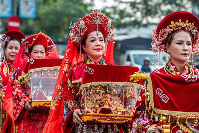 Đạo ngự Thánh Mẫu Đệ Nhất trong đoàn rước Mẫu. Ảnh: Vân Chi/TTXVN phát
