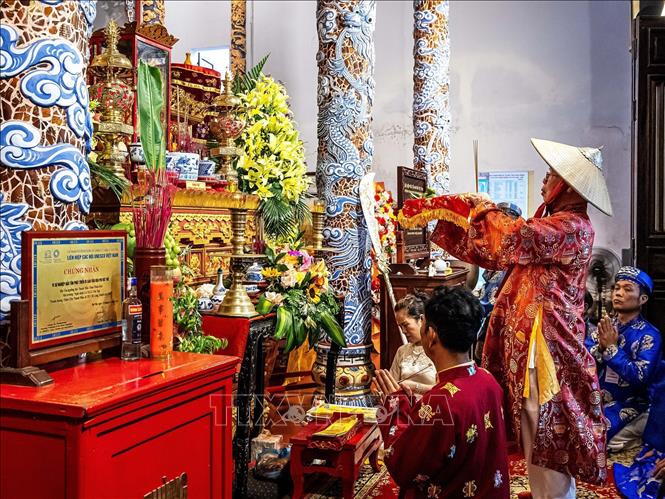 Trong trang phục truyền thống, các bậc bô lão thực hiện những nghi thức cuối cùng tại lễ Chánh tế và Hoàn tạ, chính thức khép lại Lễ hội Điện Huệ Nam 2026. Ảnh: Vân Chi/TTXVN phát
