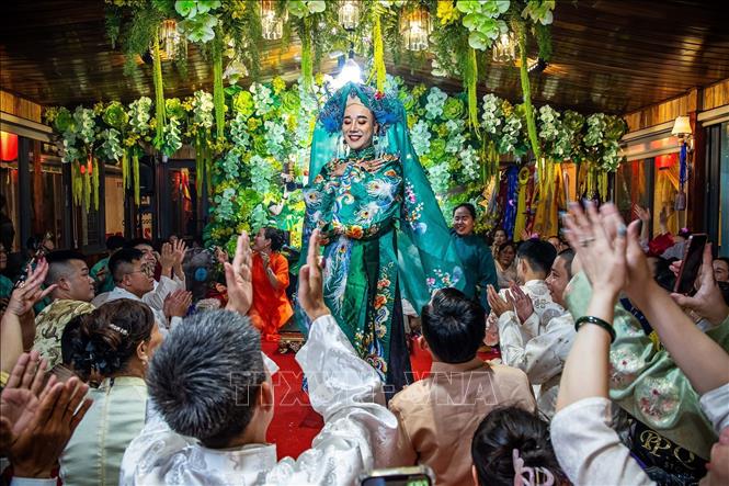 Không gian thực hành nghi lễ hầu đồng bên trong thuyền rồng náo nhiệt với âm thanh của hát chầu văn và tiếng reo hò của người xem. Ảnh: Vân Chi/TTXVN phát
