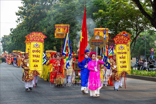 Với đoạn đường hơn 2km, đoàn cung nghinh với các hương án, nghi trượng rực rỡ cùng hàng trăm thanh đồng, tín hữu trong sắc phục khăn chầu, áo ngự đã tạo nên một không gian lễ hội đầy trang nghiêm. Ảnh: Vân Chi/TTXVN phát
