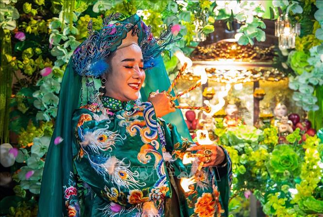 Thanh đồng rực rỡ trong sắc phục Cô Đôi Thượng Ngàn, thực hiện nghi thức hóa thân thành vị nữ thần miền sơn cước. Ảnh: Vân Chi/TTXVN phát
