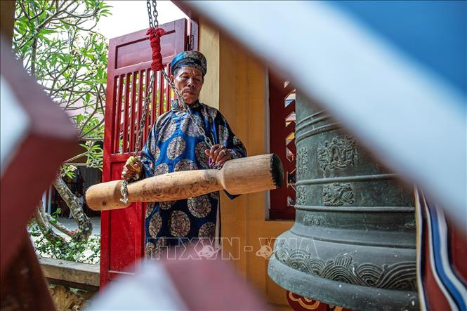 Trong trang phục truyền thống, các bậc bô lão thực hiện những nghi thức cuối cùng tại lễ Chánh tế và Hoàn tạ, chính thức khép lại Lễ hội Điện Huệ Nam 2026. Ảnh: Vân Chi/TTXVN phát
