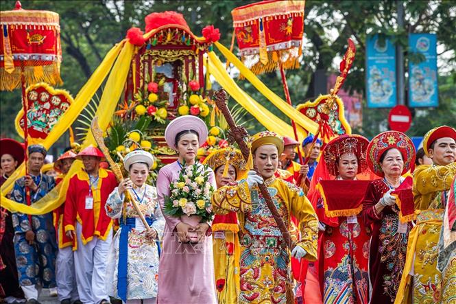 Đạo ngự Tam Cung Vương Mẫu, Công đồng Tứ phủ, Hội đồng Thất Thánh trong đoàn rước Mẫu. Ảnh: Vân Chi/TTXVN phát
