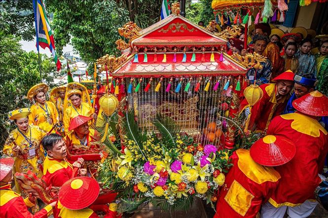 Đoàn rước cung nghinh Thánh Mẫu và Hội đồng Tứ phủ vào Chánh điện Huệ Nam. Ảnh: Vân Chi/TTXVN phát
