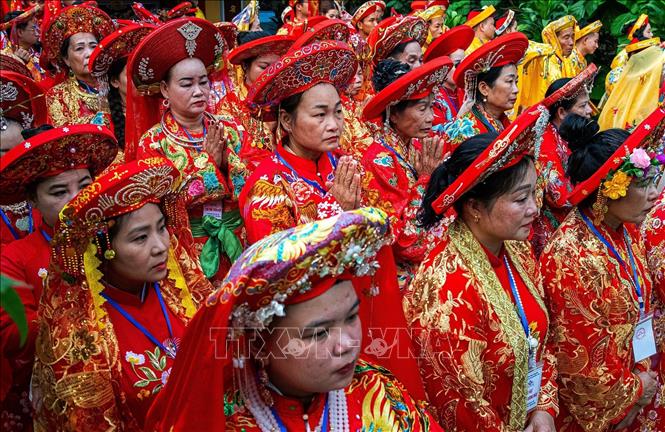 Đoàn rước sẵn sàng với hàng trăm thanh đồng và tín hữu Đạo Mẫu. Ảnh: Vân Chi/TTXVN phát
