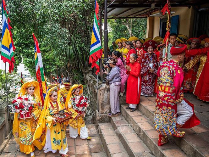 Đoàn rước cung nghinh Thánh Mẫu và Hội đồng Tứ phủ vào Chánh điện Huệ Nam. Ảnh: Vân Chi/TTXVN phát
