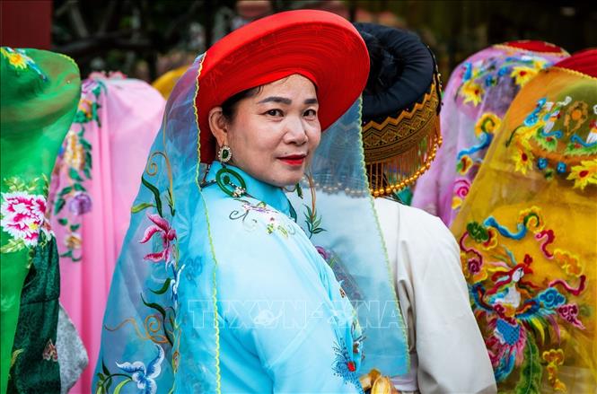 Các thanh đồng, tín hữu Đạo Mẫu trong màu sắc đa dạng của khăn chầu, áo ngự. Ảnh: Vân Chi/TTXVN phát
