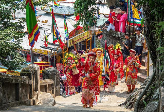 Đoàn rước cung nghinh Thánh Mẫu và Hội đồng Tứ phủ vào Chánh điện Huệ Nam. Ảnh: Vân Chi/TTXVN phát
