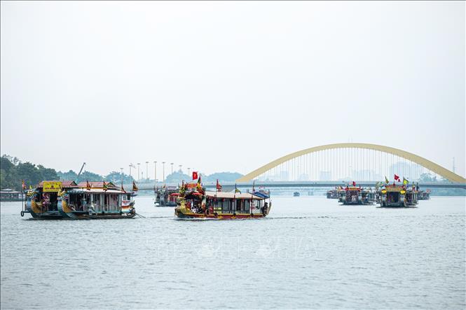 Đoàn rước ngược dòng sông Hương tiến về phía Điện Huệ Nam. Ảnh: Vân Chi/TTXVN phát
