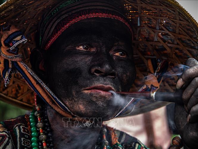 Thanh đồng với diện mạo bôi đen và trang phục vùng cao, tái hiện hình ảnh vị thần miền sơn cước. Ảnh: Vân Chi/TTXVN phát
