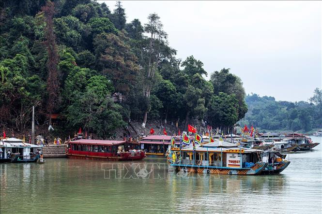 Các bằng, án cập bến dưới chân Điện Huệ Nam. Tọa lạc trên núi Ngọc Trản bên bờ sông Hương, đây là di tích tâm linh thờ Thánh Mẫu Thiên Y A Na, Nữ thần Ponagar, cùng nhiều vị thần khác. Ảnh: Vân Chi/TTXVN phát
