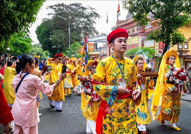 Đạo ngự Thánh Mẫu Thủy Cung trong đoàn rước Mẫu. Ảnh: Vân Chi/TTXVN phát
