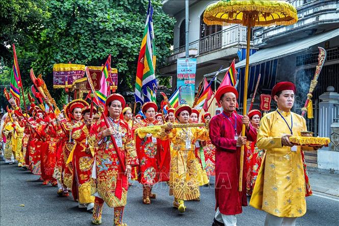 Lễ hội Điện Huệ Nam là sinh hoạt truyền thống mang yếu tố văn hoá tâm linh thờ phụng Thánh Mẫu Thiên Y A Na, được tổ chức vào tháng Ba và tháng Bảy âm lịch hằng năm. Đây là một trong những sự kiện văn hóa tâm linh tiêu biểu của xứ Huế. Ảnh: Vân Chi/TTXVN phát