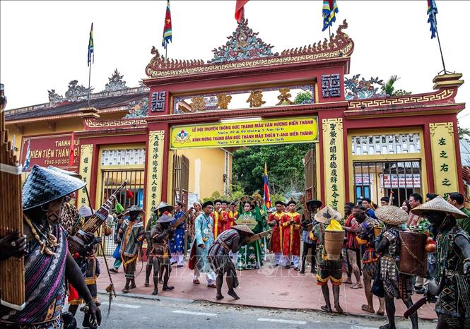 Sau khi kết thúc nghi lễ tại Thánh đường Thiên Tiên Thánh giáo, đoàn rước gồm 5 đạo ngự tiến hành cung nghinh Thánh Mẫu, Hội đồng Tứ phủ đến Công viên Thương Bạc bằng đường bộ. Ảnh: Vân Chi/TTXVN phá