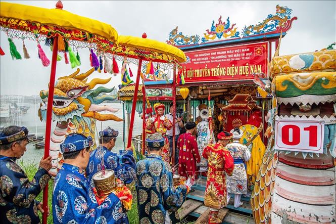 Các đạo ngự lần lượt xuống thuyền rồng, cung nghinh Thánh Mẫu ngược dòng Hương Giang về phía Điện Huệ Nam. Ảnh: Vân Chi/TTXVN phát

