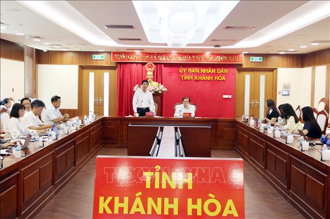 Quang cảnh buổi làm việc giữa Bộ Văn hóa, Thể thao và Du lịch và UBND tỉnh Khánh Hòa. Ảnh: Công Thử - TTXVN