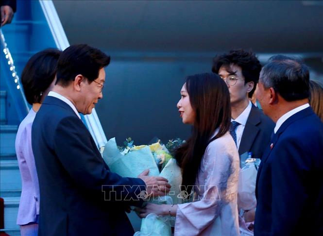 Tổng thống Hàn Quốc Lee Jae Myung và Phu nhân đến Hà Nội, bắt đầu chuyến thăm cấp Nhà nước tới Việt Nam. Ảnh: Tuấn Anh - TTXVN