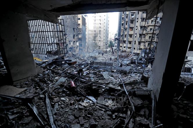 Tòa nhà bị phá hủy sau cuộc không kích của Israel tại Beirut, Liban. Ảnh: THX/TTXVN