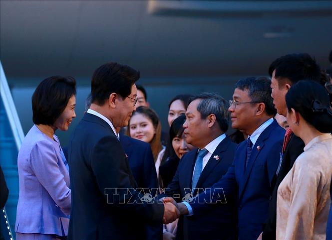 Tổng thống Hàn Quốc Lee Jae Myung và Phu nhân đến Hà Nội, bắt đầu chuyến thăm cấp Nhà nước tới Việt Nam. Ảnh: Tuấn Anh - TTXVN