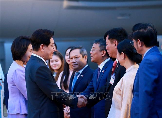 Tổng thống Hàn Quốc Lee Jae Myung và Phu nhân đến Hà Nội, bắt đầu chuyến thăm cấp Nhà nước tới Việt Nam. Ảnh: Tuấn Anh - TTXVN