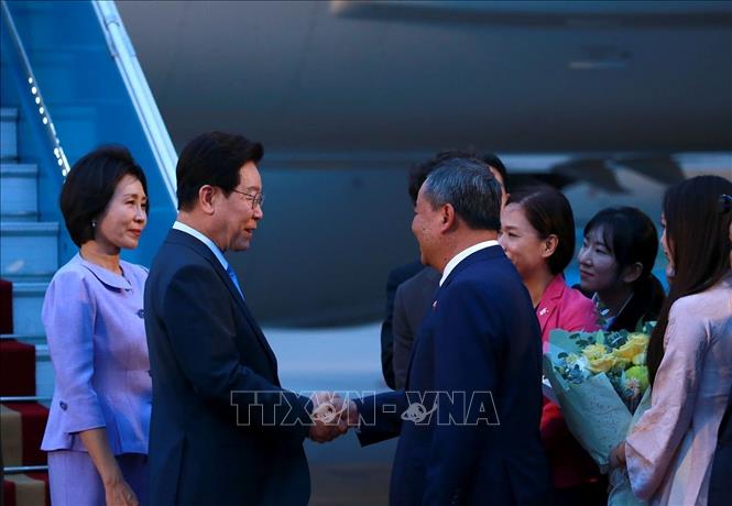 Tổng thống Hàn Quốc Lee Jae Myung và Phu nhân đến Hà Nội, bắt đầu chuyến thăm cấp Nhà nước tới Việt Nam. Ảnh: Tuấn Anh - TTXVN