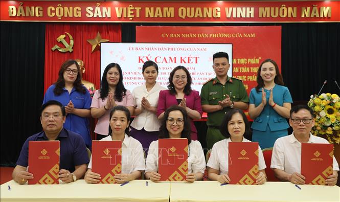 Các đơn vị ký cam kết thực hiện công tác đảm bảo an toàn thực phẩm. Ảnh: Nguyễn Cúc - TTXVN