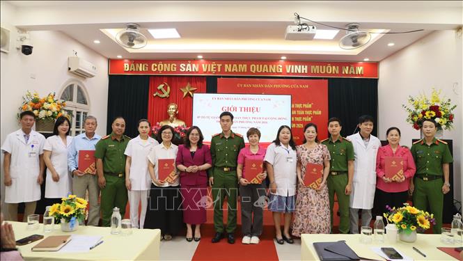 Ra mắt 5 tổ giám sát an toàn thực phẩm tại cộng đồng phường Cửa Nam (Hà Nội). Ảnh: Nguyễn Cúc - TTXVN