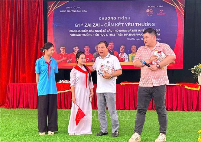 Các nghệ sĩ giao lưu với học sinh tại chương trình “G1*Zaizai - Gắn kết yêu thương”. Ảnh: Thanh Hải - TTXVN  
