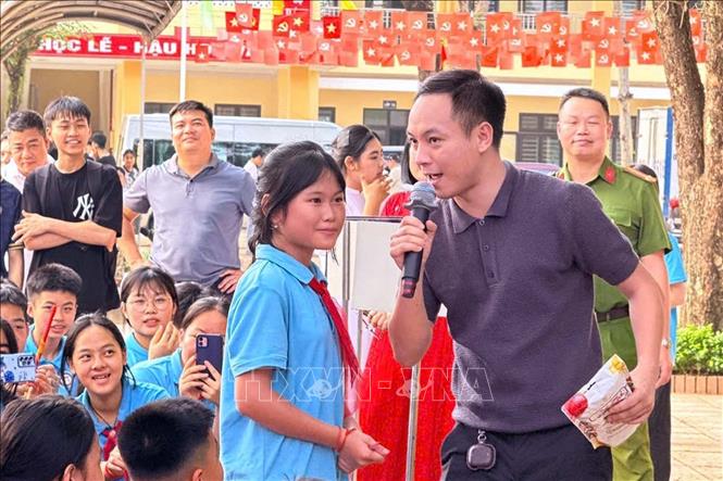 Các nghệ sĩ giao lưu với học sinh tại chương trình “G1*Zaizai - Gắn kết yêu thương”. Ảnh: Thanh Hải - TTXVN  