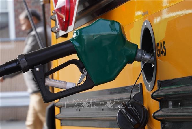 Bơm xăng cho phương tiện tại trạm xăng ở New York, Mỹ. Ảnh: THX/TTXVN