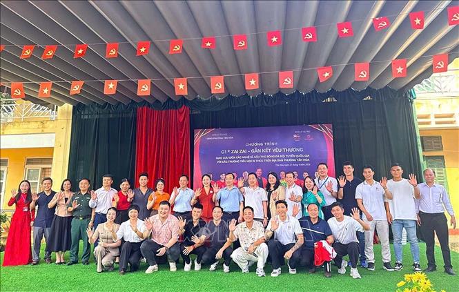 Các cầu thủ và nghệ sĩ chụp ảnh lưu niệm. Ảnh: Thanh Hải - TTXVN  
