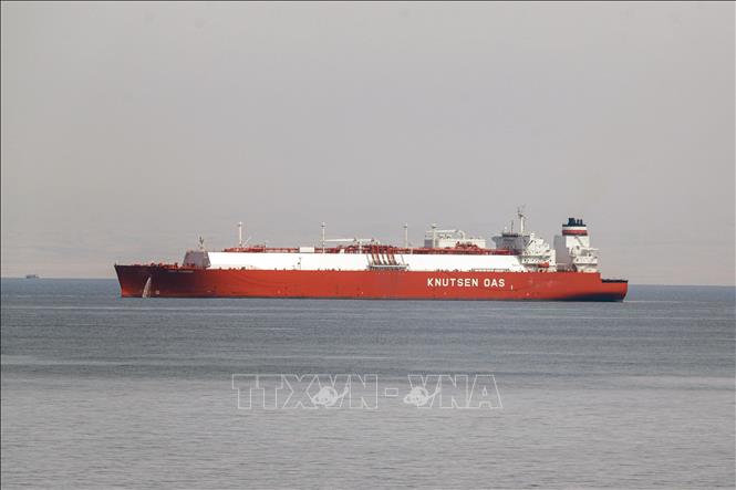 Tàu chở dầu di chuyển qua kênh đào Suez, Ai Cập. Ảnh: THX/TTXVN