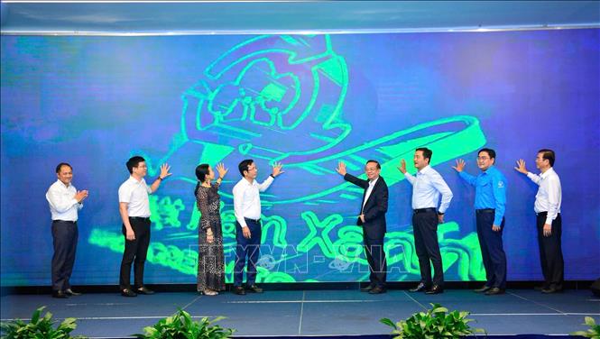 Phó Chủ tịch Ủy ban nhân dân TP. Hồ Chí Minh Bùi Minh Thạnh cùng các đại biểu ấn nút khởi động các Dự án “Việt Nam Xanh 2026”. Ảnh: Thanh Vũ-TTXVN
