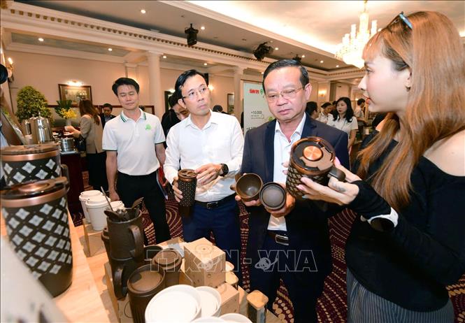 Phó Chủ tịch Ủy ban nhân dân TP. Hồ Chí Minh Bùi Minh Thạnh cùng các đại biểu tham quan Dự án “Việt Nam Xanh 2026”. Ảnh: Thanh Vũ-TTXVN
