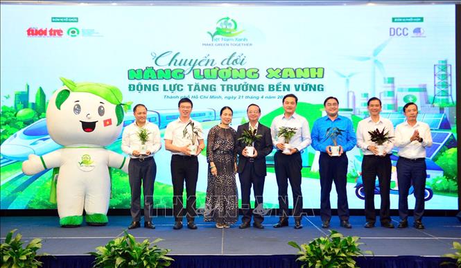 Phó Chủ tịch Ủy ban nhân dân TP. Hồ Chí Minh Bùi Minh Thạnh cùng các đại biểu khởi động các Dự án “Việt Nam Xanh 2026”. Ảnh: Thanh Vũ-TTXVN
